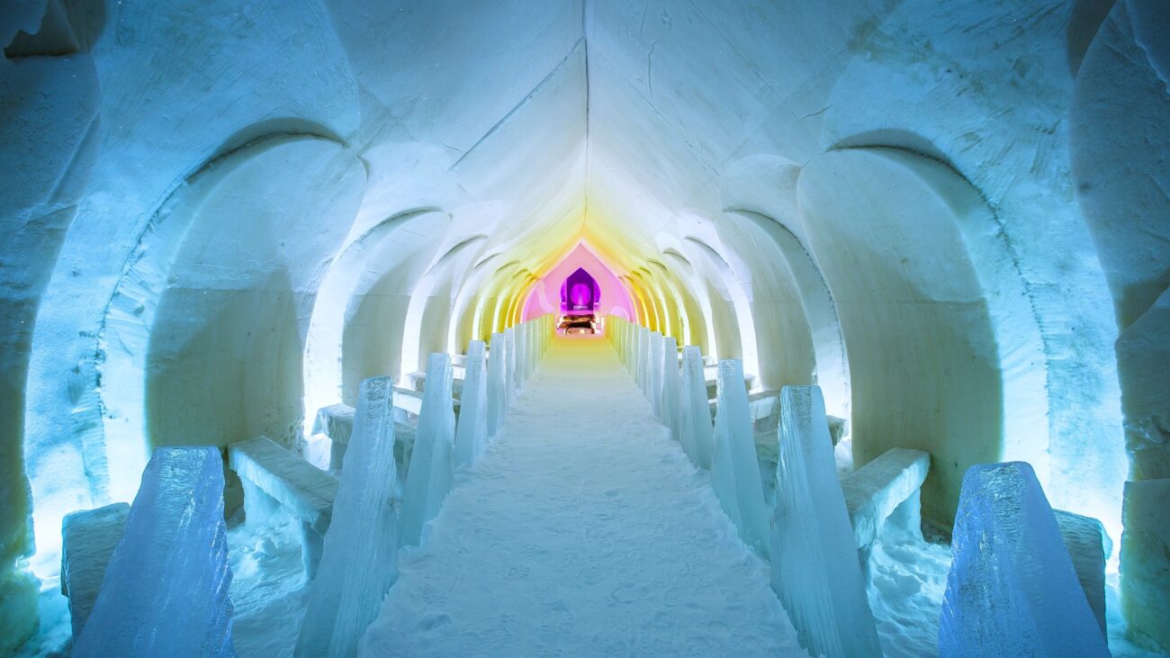 Hotel in Rovaniemi, das aus Schnee und Eis gebaut ist.