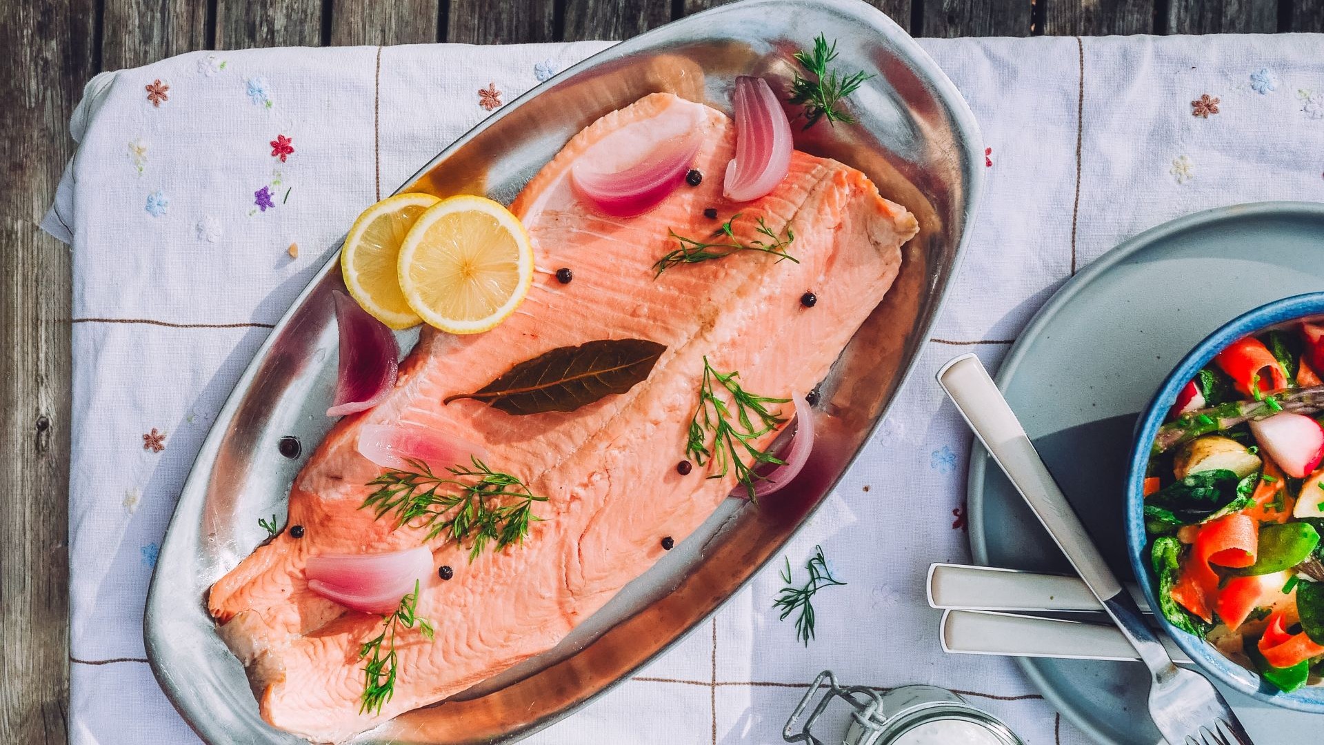 Lachs und Salat serviert auf Tellern