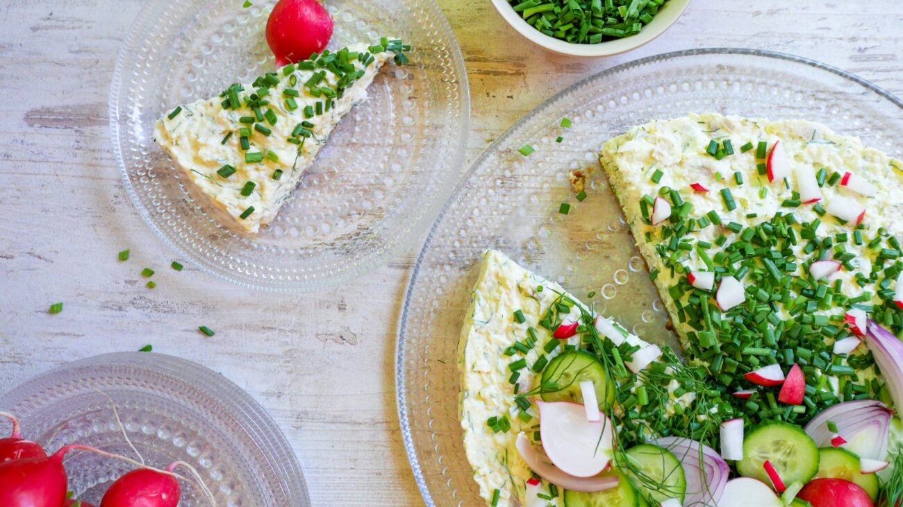 Herzhafte Torte mit Ei und Schnittlauch