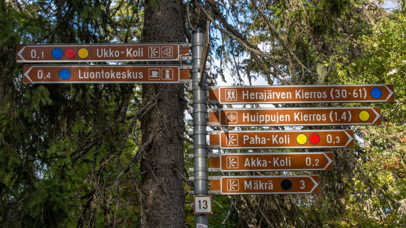Wegweiser für Wanderwege im Koli-Nationalpark