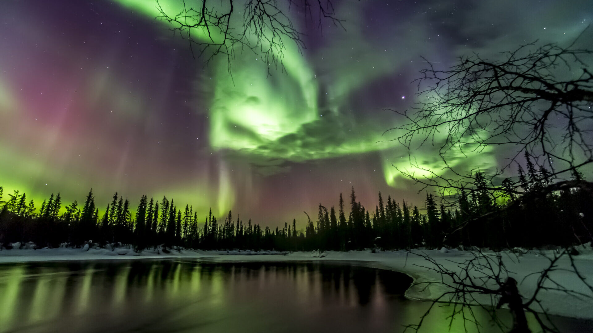 Polarlichter über zugefrorenem See in Lappland.