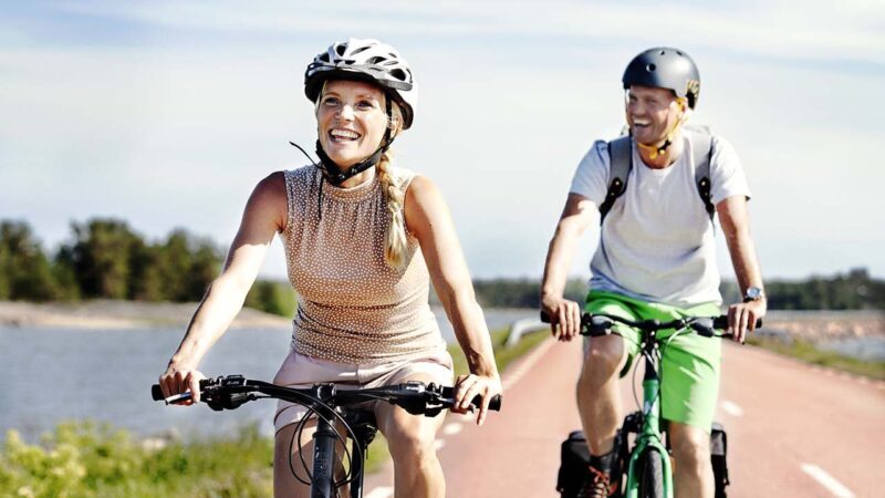 Ett glatt par som cyklar runt på Åland.