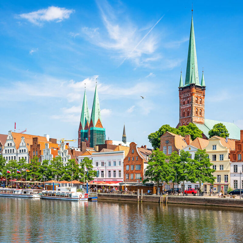 Bild på gamla stan i Travemünde, med utsikt från vattnet