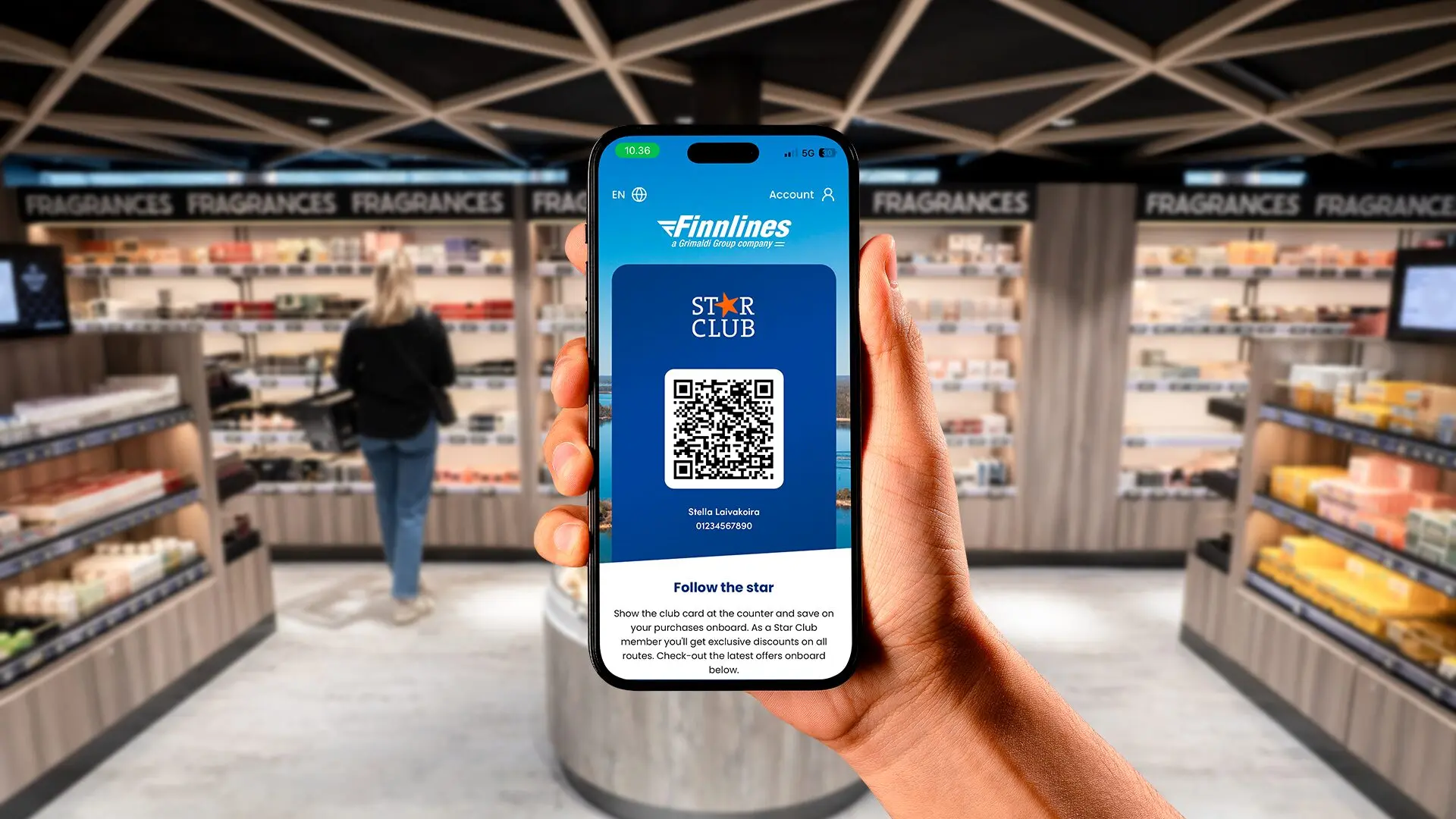 Bild på en mobil i en hand. På mobilen visas Finnlines app och ett medlemskort.