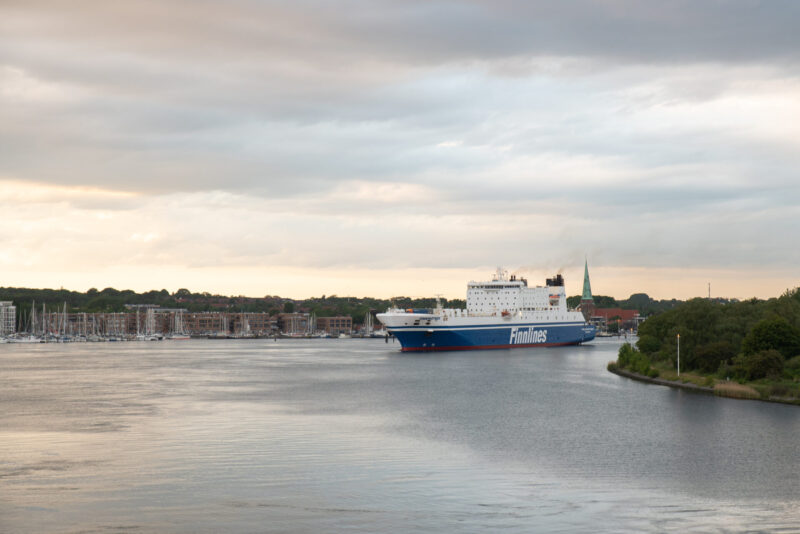 Bild på FInnlines färja som kör ut från Travemünde hamn.