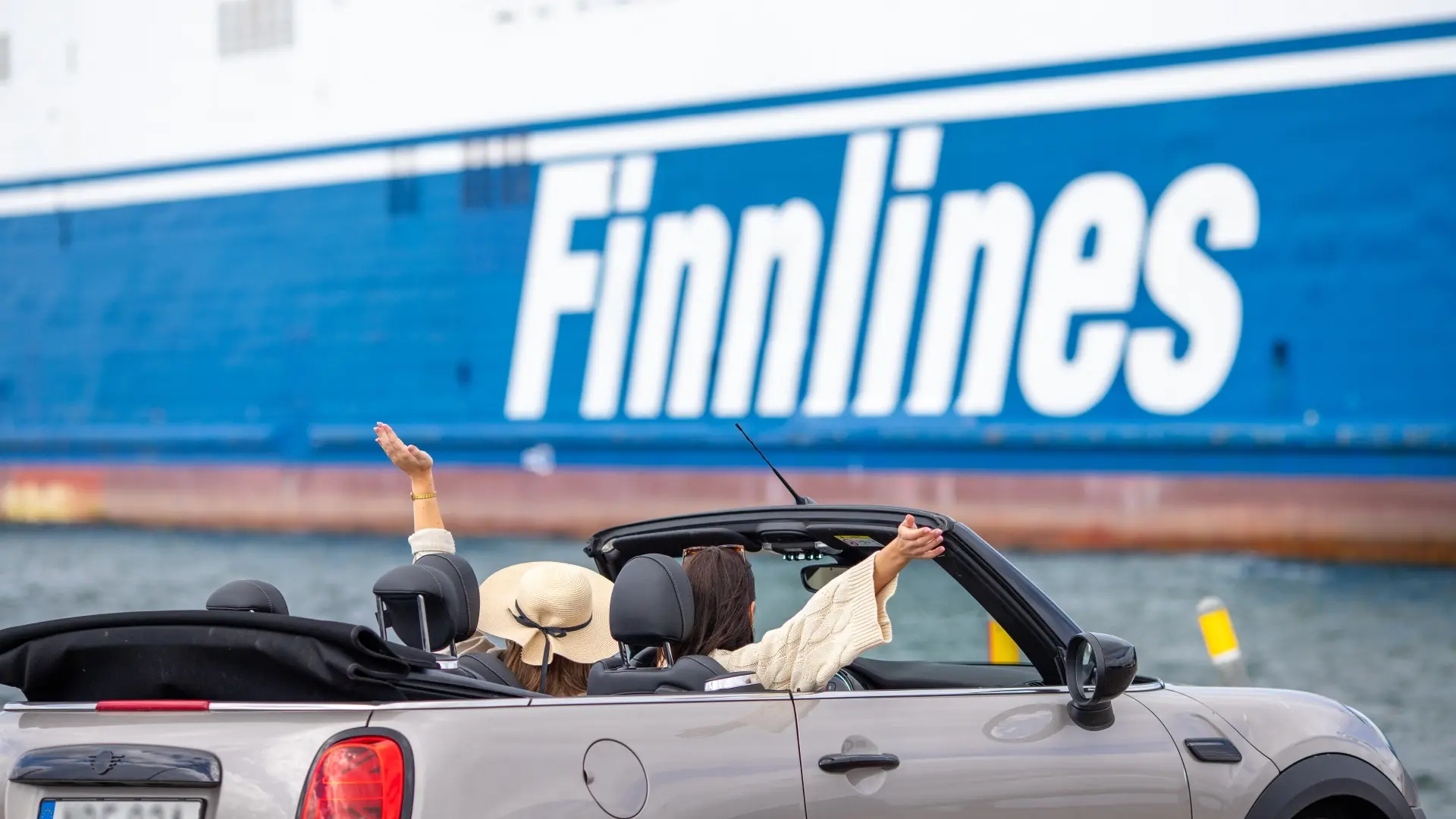 Finnlines Fähre mit Cabrio davor.